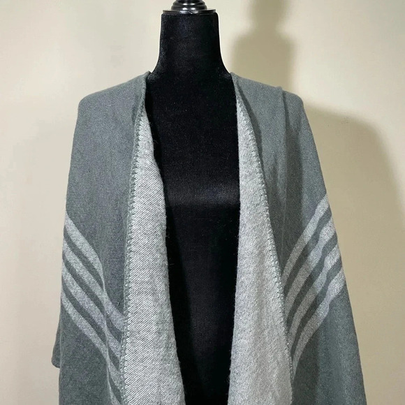BB Dakota gray reversible patterned shrug - Picture 2 of 8